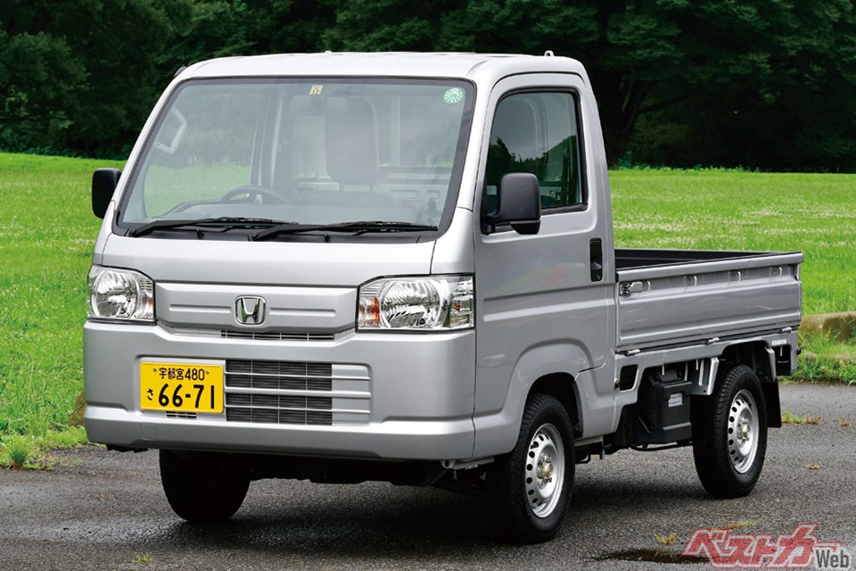 ホンダ アクティ(中古車価格:23万8000円〜210万円)…2009年登場の最終型は、ホイールベースの短縮やタイヤの切れ角を広げるなど基本的なパッケージングを見直すことで、広いキャビンと軽No.1の小回り性能を実現(当時)。最低地上高185mmを確保し、リアには軽トラック唯一のけん引フックを標準装備するなど、使い勝手のよさが光る