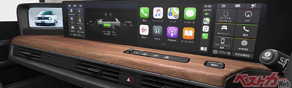 ダッシュボードがほぼ全面液晶モニターとなったHonda e