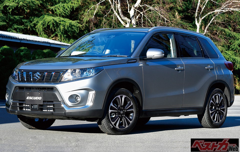 4代目となるエスクードは2015年に登場。それまでのラダーフレームから一転、乗用車用モノコックを採用するSUVとなった。また、ハンガリーのマジャールスズキによる生産となり、国内販売モデルは全量輸入車であった。最近、本年輸入分を完売し、国内での販売を終了した