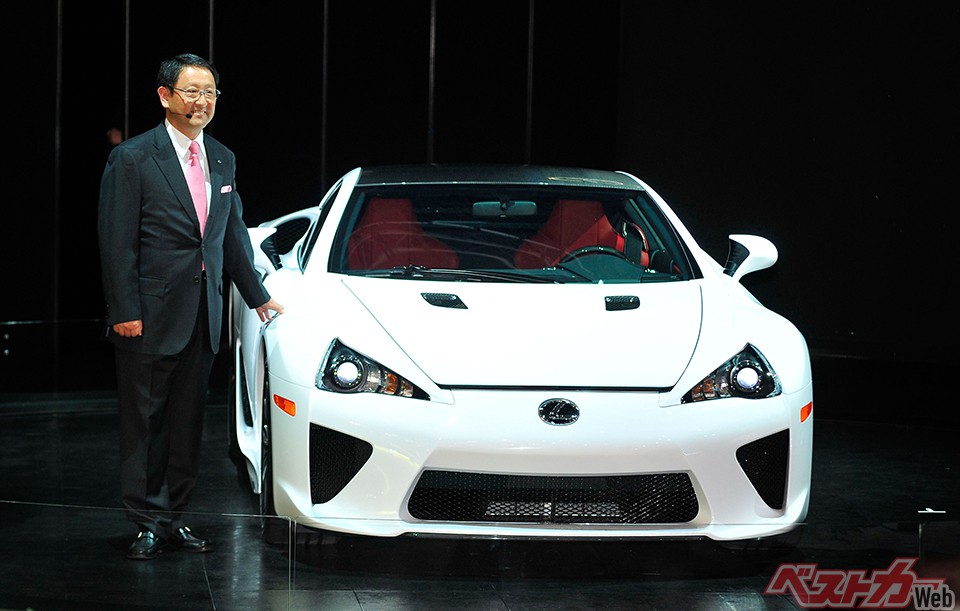 レクサスLFA(2009年) 2009年ショーで豊田章男社長とともにお披露目された。走りは衝撃的!