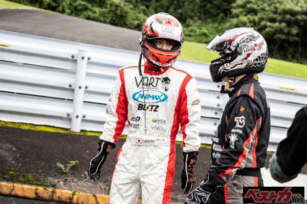 今年第2期の活動をスタートするにあたり、新メンバーが大量加入! その結果、この白と黒のレーシングスーツとなった。その理由は?