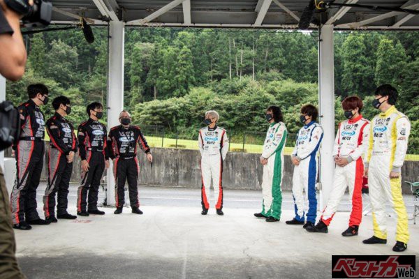 向かって右に「VART」メンバー、左に「BLACK VART」メンバーが勢ぞろい。決戦を前に互いに火花を散らす! 気になる勝者は!? 11月27日(土)のアニマックスで放送! 乞うご期待!!