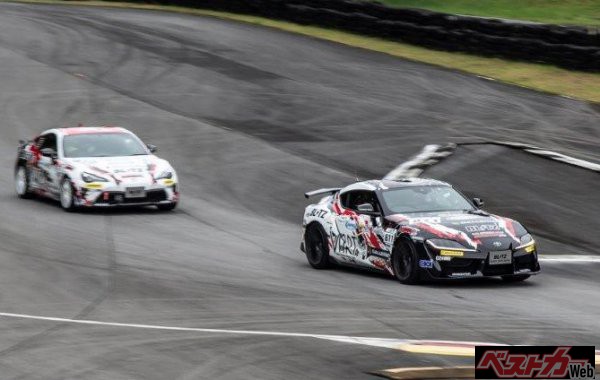 最終戦90分耐久レース中のひとコマ。この熱戦を制して王者となるのは白か? 黒か??