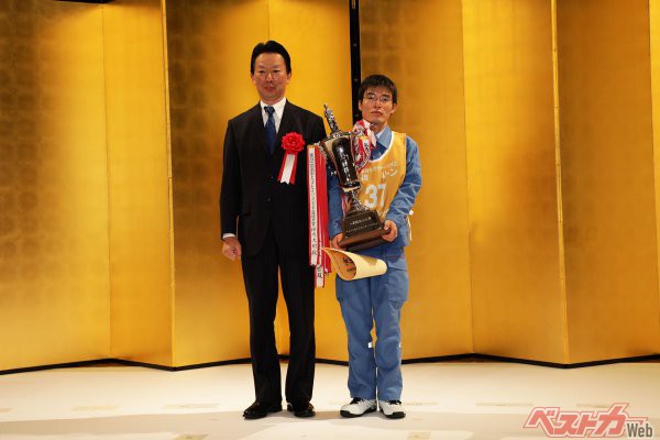 総合優勝を果たした島村相美選手。左は表彰式で内閣総理大臣賞を手渡した国土交通省、秡川直也自動車局長