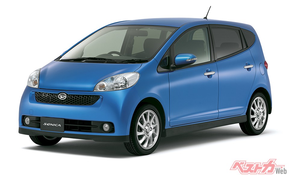 ダイハツ ソニカ 「爽快ツアラー」というコンセプトで2006年に発売。低く構えたプロポーションとKF-DETターボエンジンがもたらす走りは爽快。現在の中古車相場は10万〜70万円といったところ