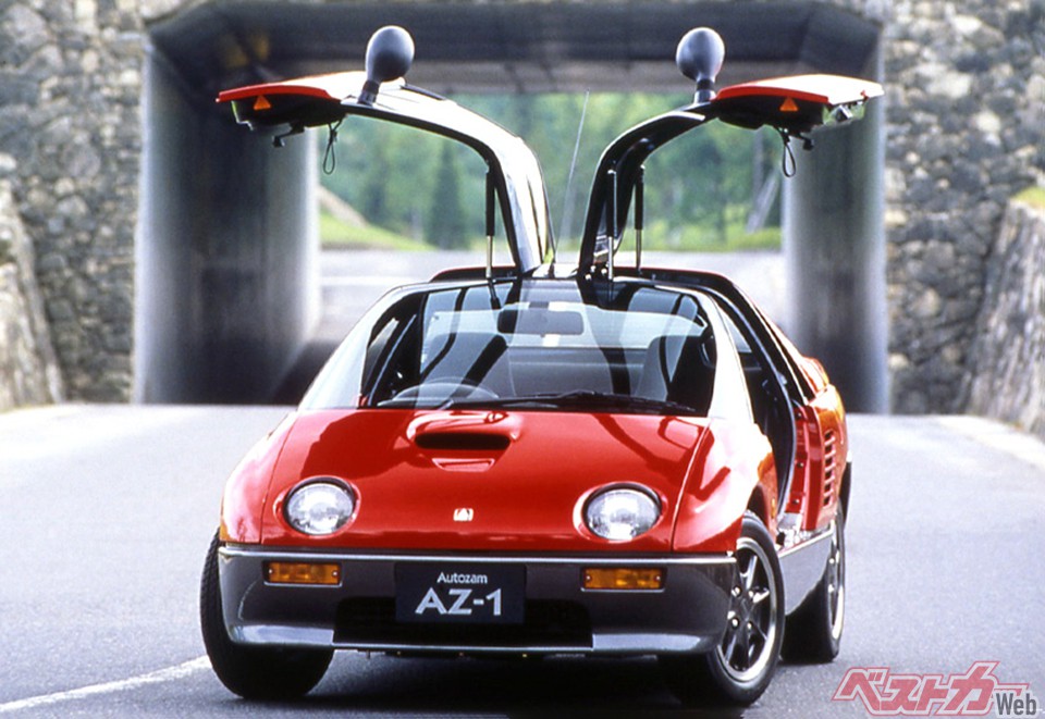 マツダ AZ-1 当時のアルトワークスと同じ直3ターボエンジンをミドに搭載し、超クイックなステアリングとガルウイング式ドアを採用。今なお中古車相場は170万〜400万円となる
