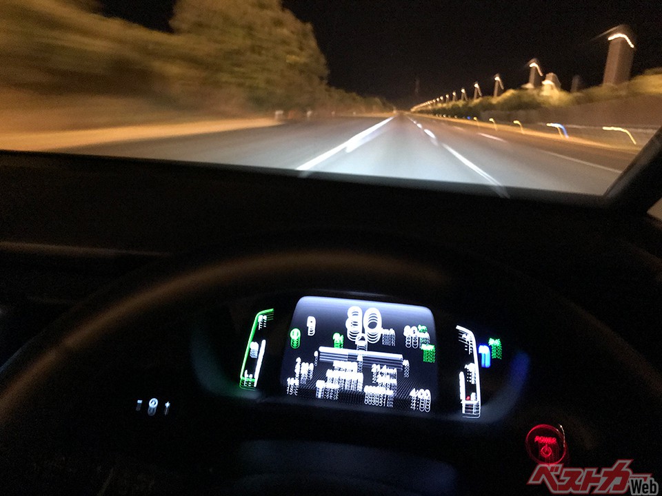 対向車や先行車のない郊外の道路では、夜間、ハイビームでの走行が基本となる
