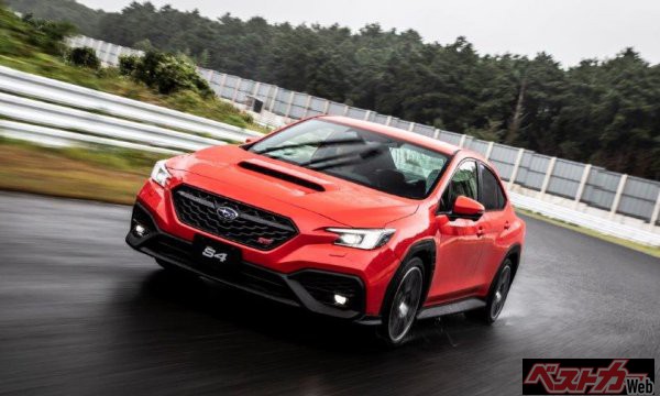 乗ってアクセルを踏んだ瞬間から先代とすべてが違う! それが新型WRXの特徴だ。エンジン、シャシー、ブレーキ、ダンパーなどすべての進化が融合した結果だろう