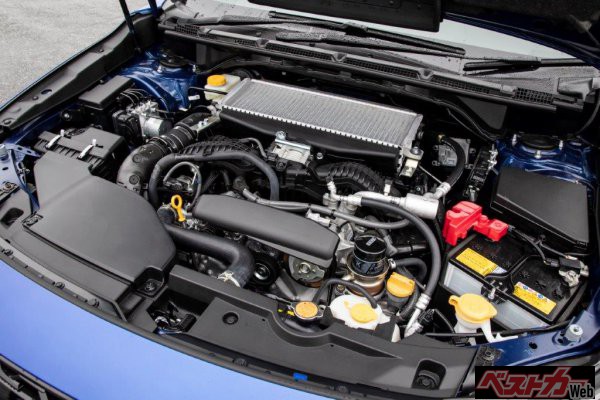 新型WRX S4は2.4LのFA24ターボを搭載。先代に比較すると、25ps/2.6kgmダウンと若干スペックダウンしたが、排気量UPにより低速域でのトルクの厚みが増すなど体感的な速さは先代同等以上だ