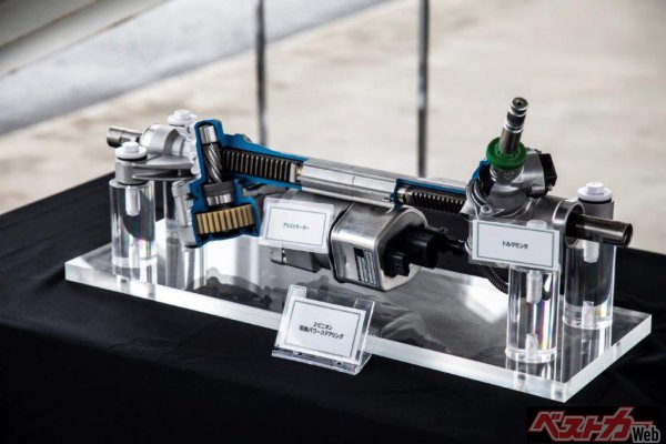 ハンドリングのスムーズさに非常に寄与している2ピニオン電動パワーステアリング。よりダイレクトな操作感が体感できるこのシステムはWRXの走りの質感向上にひと役買っている