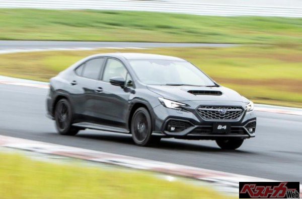 サーキットで全開走行中のひとコマ。現行型レヴォーグより始まった新SGP+フルインナーフレーム構造のシャシーは、新型WRX S4の走りのレベルを飛躍的に向上。コーナーを全開で攻めても、安心感が絶大……だそうだ