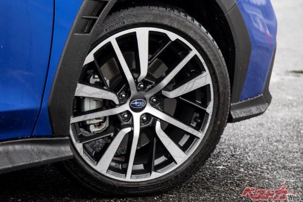 国沢氏がサスペンションの理想像とほめるザックス製電制ダンパーを装着する足回り。今回のWRXで特徴的なオーバーフェンダーは高速走行時のタイヤ周辺の整流に抜群の効果あり!