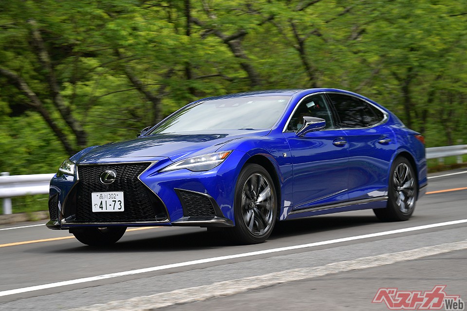 今までレクサスLS専用エンジンだったけれど、新型ランドクルーザーにも搭載された。今後搭載モデルが増えていくかもしれない。5L級のV8エンジンのダウンサイジングターボという位置付けになります