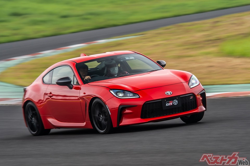 新型86/BRZに搭載されるエンジンながら、FA型はスバルの新世代パワーユニットのため多くの車種に搭載されている。86/BRZ用の違いは耐久性のある直噴+ポート噴射というトヨタの技術を取り入れていること