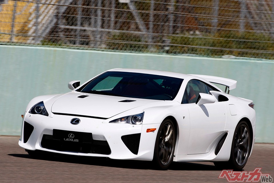 構造も素材もほとんどレース用スペックという日本製エンジンの最高傑作を載せていた