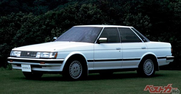 アッパーミドルサルーン、いわゆる白いハイソカーブームの火付け役となったX71系マークII。1985年10月に日本初のツインカム・ツインターボエンジン1G-GTEU型搭載車が登場した