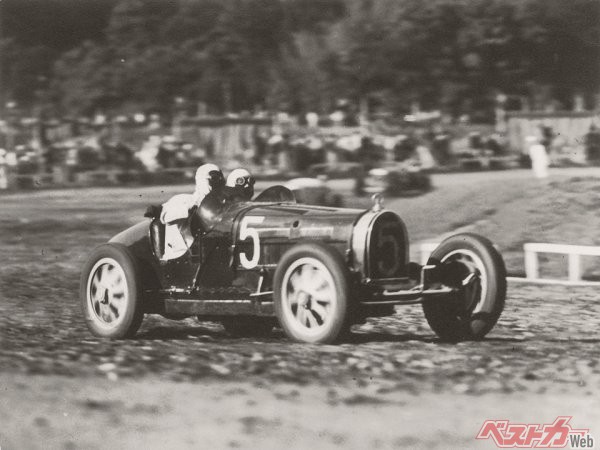 1936年、多摩川スピードウェイにて開催された第1回自動車競走大会にエントリーした関根宗次氏のブガッティ・タイプ35C