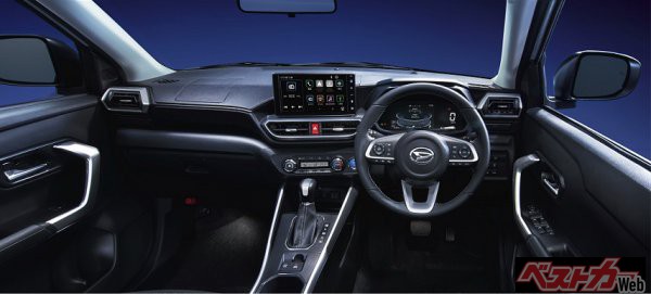 ロッキーのインパネ。マイナーチェンジで電動パーキングの採用によりセンターコンソール部の造形が大幅に変更となった