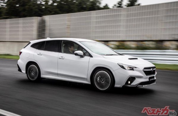 サーキットを走行するレヴォーグ2.4 STI Sport Rプロトタイプ。ドライブした国沢氏は電制サスと2.4Lターボの完成度にご満悦!