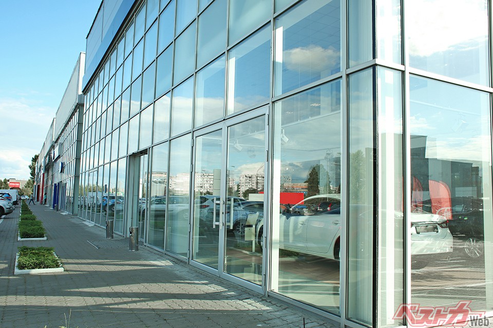 えっ、トヨタの横に日産? ライバル販社との意外な関係性