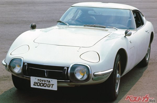 1967年発売の国産初のピュアスポーツカー、トヨタ2000GT。当時最強の2.0L直列6気筒DOHCエンジンを搭載