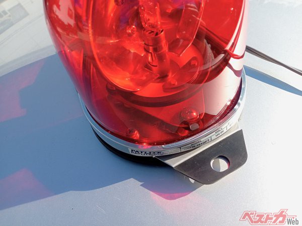 警察向け赤色灯、パトライト社製「HKFM-101GFT」。前部に脱落防止ピンを引っ掛けるための穴がある。なお、警察以外向けの「HKFM-101G」にはこの部品が無い
