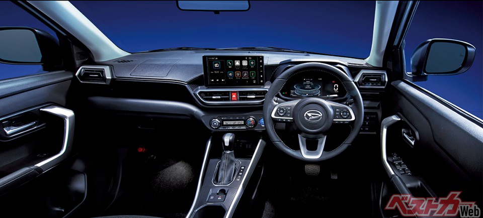 ハイブリッド車のインパネ。エンジンON/OFFボタンがブルーになり、メーター内にバッテリー残量表示が追加