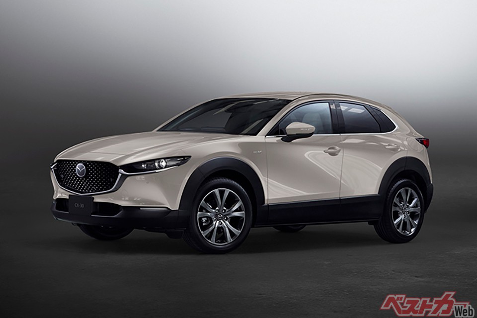 写真はスマート・エディション。SKYACTIV-Xの持ち味はそのままに燃費を改善し、より気持ちいい加速感とエンジン音を実現した