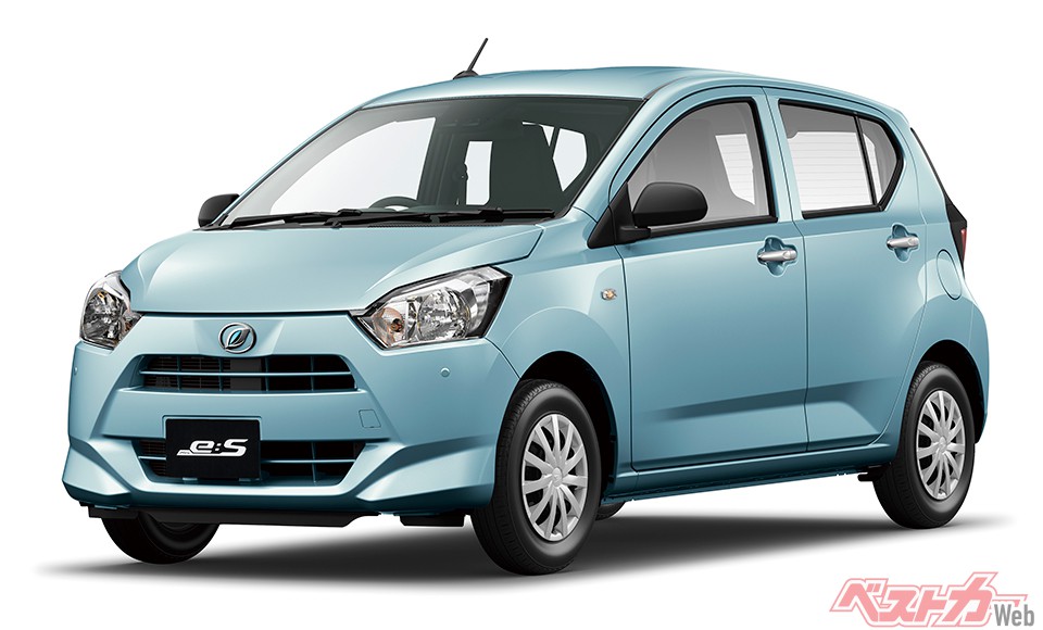 ナビアップデートパックなどがつくほか、10周年記念モデルと一目でわかる記念バッジもリアゲートに取り付けられる