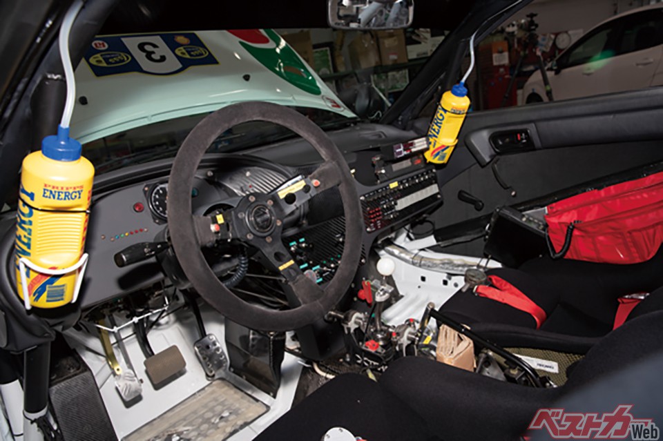 電装系もリフレッシュされたコックピット。シートはFujimotoとHertsの刺繍が入ったレカロ製