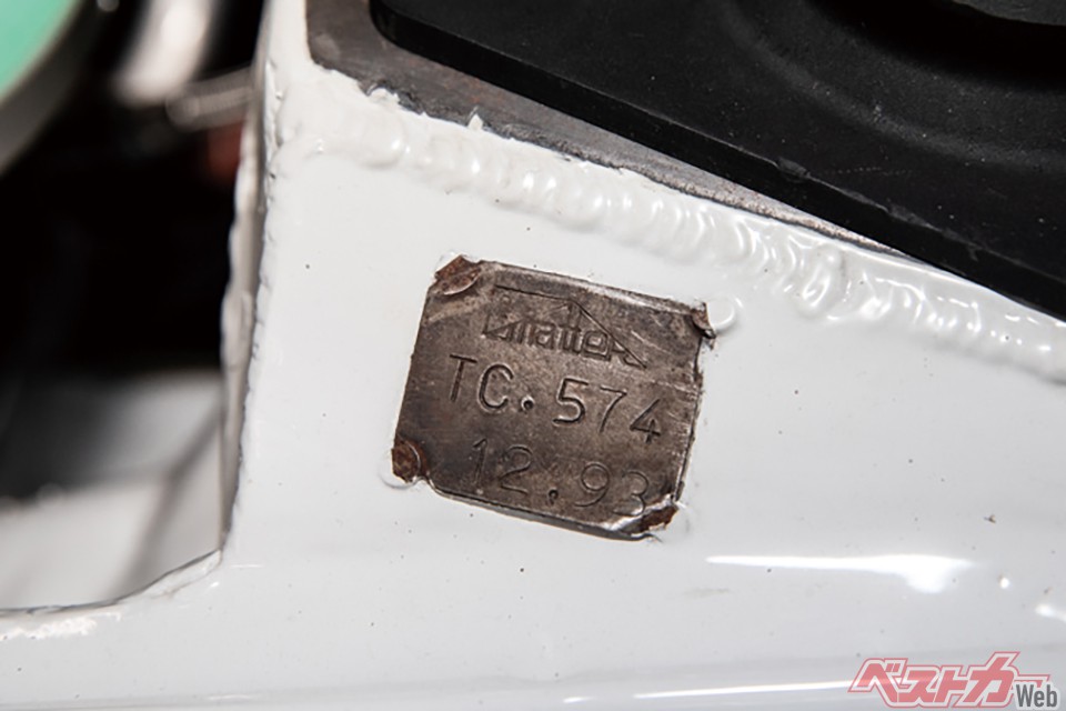 シャシーナンバーが刻まれた金属プレート