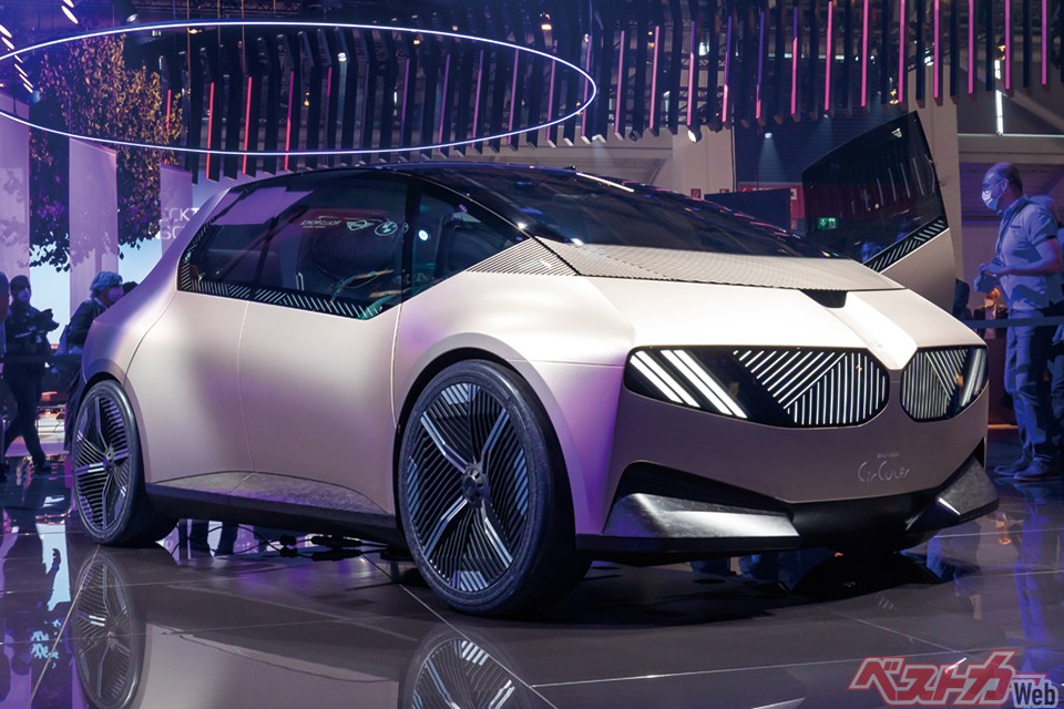 コロナ禍で海外渡航が思うようにいかない中、出展もドイツ国内メーカーが中心となった。写真はリサイクル素材使用率およびリサイクル率100%を目標に開発された、4人乗りEVのコンセプトモデルであるBMW iビジョン・サーキュラー