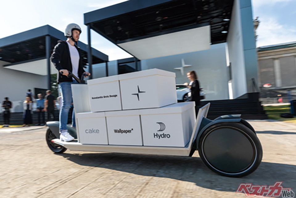 会場内の荷物の運搬も多機能トランスポーターで行っていた