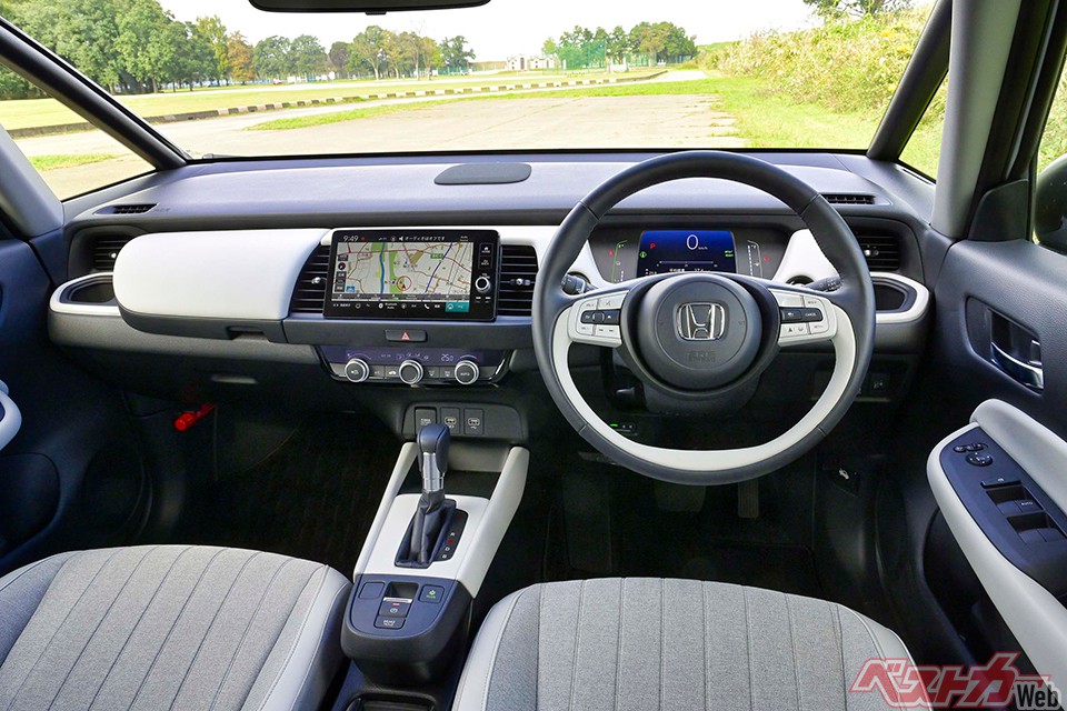 今回試乗のe:HEV HOMEのインパネ。随所に白色を使い「内装はクラスNo.1」と清水氏も太鼓判