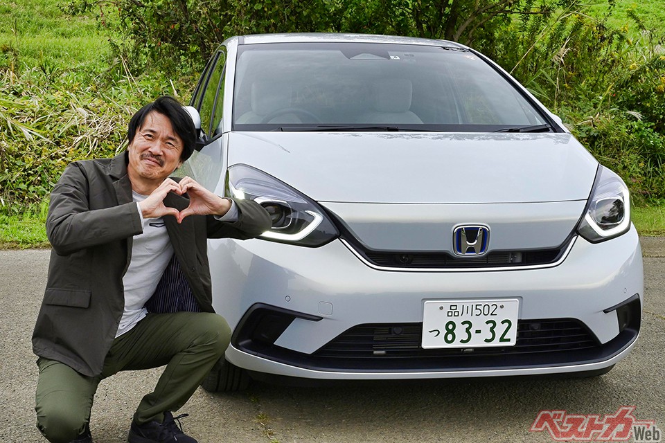 「顔もいい!」と清水氏自身もフィットに負けないイイ顔でポーズ