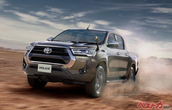 ハイラックス マイナーチェンジ後。大型の大径グリル、薄型化されたヘッドランプにより迫力が増した。新色のオキサイドブロンズメタリックはオフロードで映える