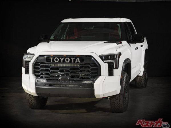 3代目となる新型タンドラ。フレームはランクル300と共通ながら、よりアメリカンな迫力のあるエクステリアデザインとなっている