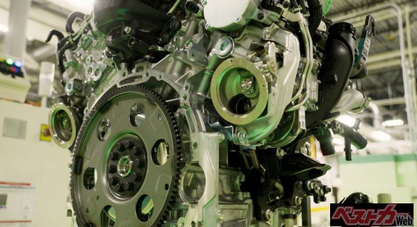 ランクル300系と同様、V6の3.5Lツインターボエンジンを搭載。ランクルと異なるのは1モーターハイブリッド仕様が用意され、443ps&80.6kgmの圧倒的パワーを有する