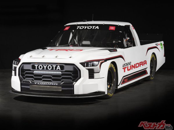 タンドラのNASCAR仕様。巨大なボディは極限まで低められているが、荷台は存在し、どこから見てもタンドラに見えるから不思議だ