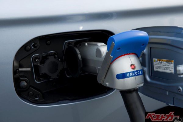 通常充電でも深夜まで待てば、ある程度車載電池に充電されているだろう。窃盗団にしてみればバッテリーによるEVモードで音もなく、車両を持ち去ることも可能となってしまう訳だ