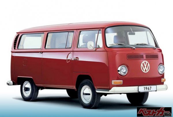 第二世代のレイトと呼ばれるT2(1967年)。フロントウィンドウが一体ガラスとなるとともに、全てのガラスも大型化され、ルーミーとなった