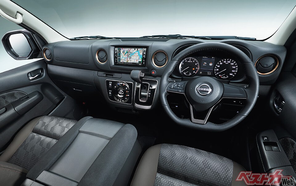 新形状のD型ステアリングが目立つインパネまわり。メーターナセル内のTFTディスプレイも大型化された