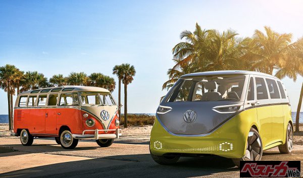 2017年に発表されたID.BUZZ(右)とタイプ2バス・23ウインドウ(左)タイプ2のポップなカラーリングをID.BUZZがオマージュしていることが分かる