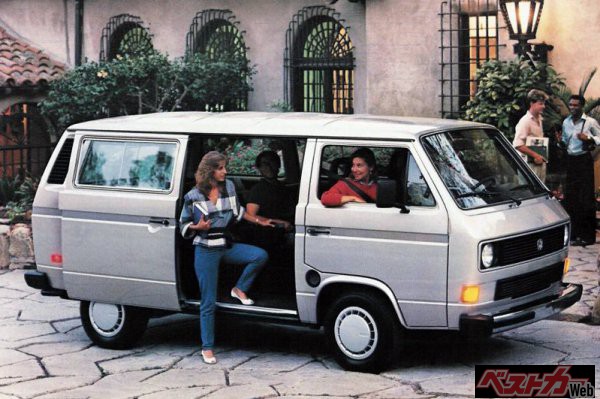 T3ヴァナゴン(1985年)。「ヴァナゴン」はVan+Wagonの合成語で北米VW社が名付けたもの(英字表記:Vanagonである)