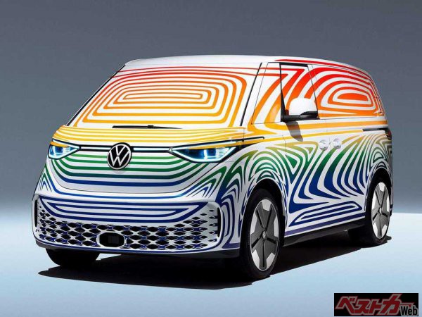 公表されている2017年時点でのID.BUZZのボディサイズは全長4942×全幅1976×全高1963mm、ホイールベースは3300mm。かなり大柄なボディとなる