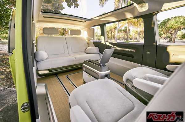 大型ミニバンならではの豪華で広いID.BUZZのインテリア。床のスライドレールからもシートアレンジが多彩であることが分かる。アレンジによっては、もはやリビングである