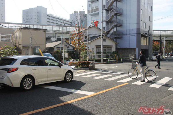 横断歩道を渡る自転車の様子をmarumie Y-3000で撮影