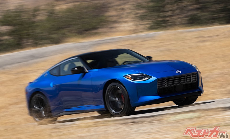 日産 フェアレディZ。究極のFRスポーツ。V6エンジンにこだわる正しい純内燃機関車。気筒数減らせばエンブレのレスポンスが低下する。V6死守ですよ!(写真は次期型のZ34)