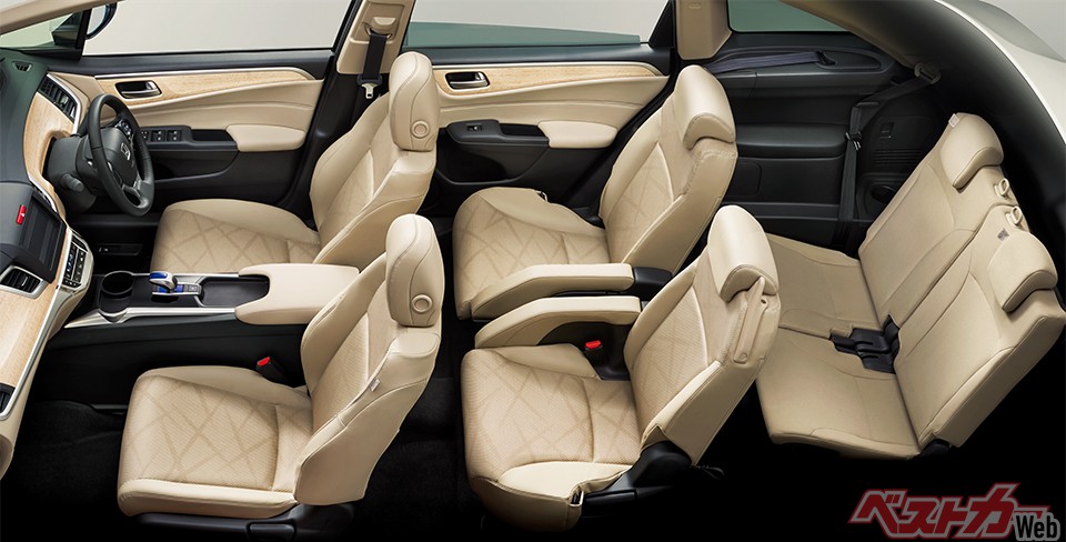 ジェイドの内装(2015年)。3列目シートは頭上空間も厳しいものがあったが、緊急用と割り切れば居住性や積載性能も充分かつ優れたワゴンだと言えた。とくに1.5Lモデルの走りの評価は高い