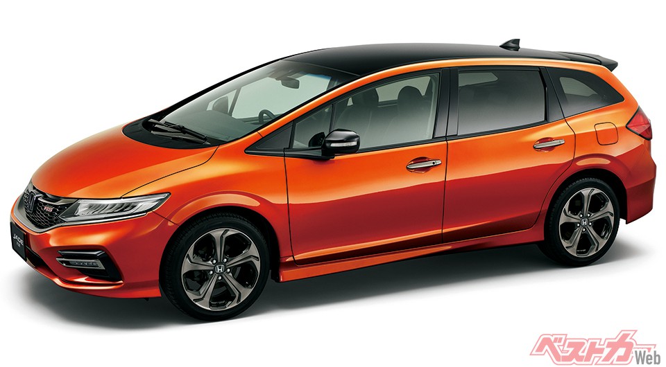 2018年マイナーチェンジ時のモデル。このタイミングで2列シートのステーションワゴンタイプのモデルも投入されたが、国内のステーションワゴンも市場として縮小の一途を辿っており、打開策には至らず。2020年、グレイス、シビックセダンとともに生産終了。表舞台から去った
